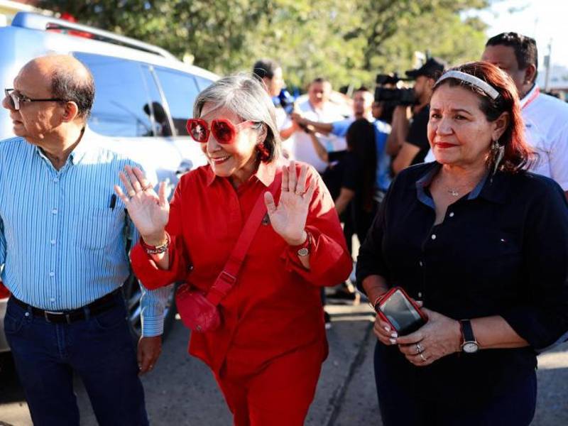 Maribel Espinoza en su llegada a su centro de votación, el cual aún estaba cerrado cerca de las 8 de la mañana.