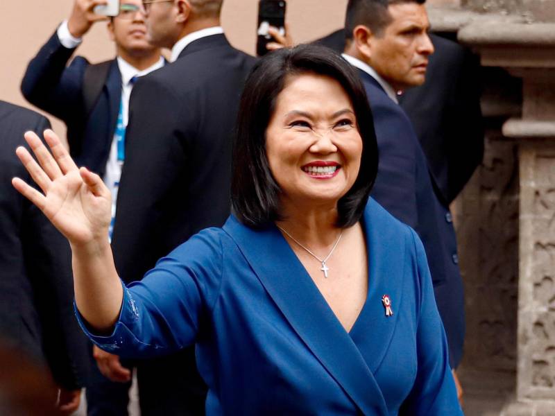 La presidenta electa de Perú, Keiko Fujimori, saluda durante su llegada al Palacio de Torre Tagle previo a los actos oficiales de la transmisión de mando e investidura de su posesión de este martes, en Lima (Perú). EFE/ Sebastián Blanco Salazar