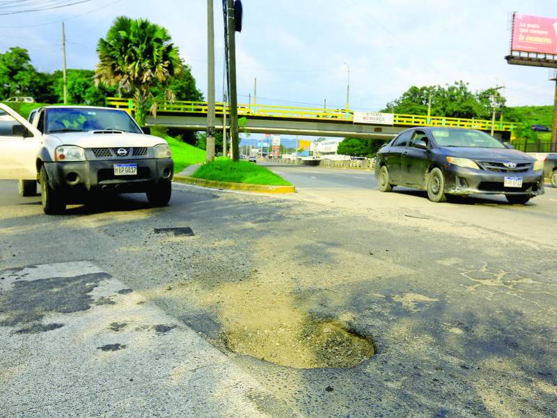 Los equipos municipales aprovechan el clima, pero la red vial está dañada y llena de baches. Fotos: Moisés Valenzuela