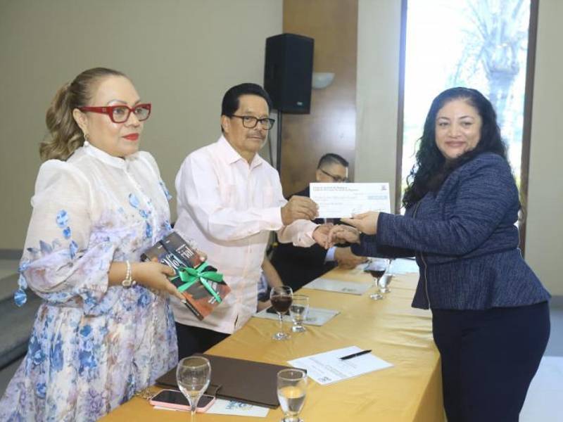 Los beneficiarios recibieron su cheque y un libro cortesía y autoría del presidente de la UNH, Nelson Mairena