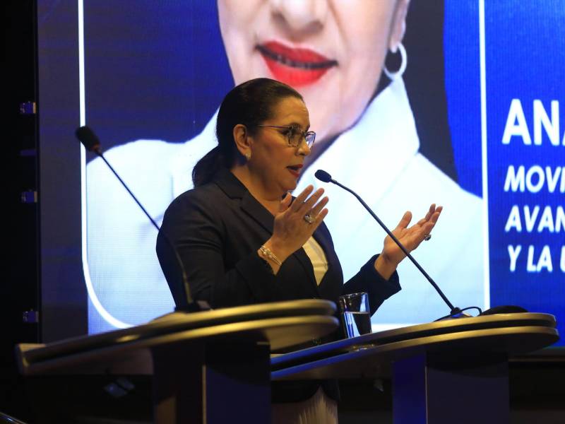 Ana García, precandidata a la presidencia por el movimiento Avanza del Partido Nacional, durante su participación en el foro de la USAP.