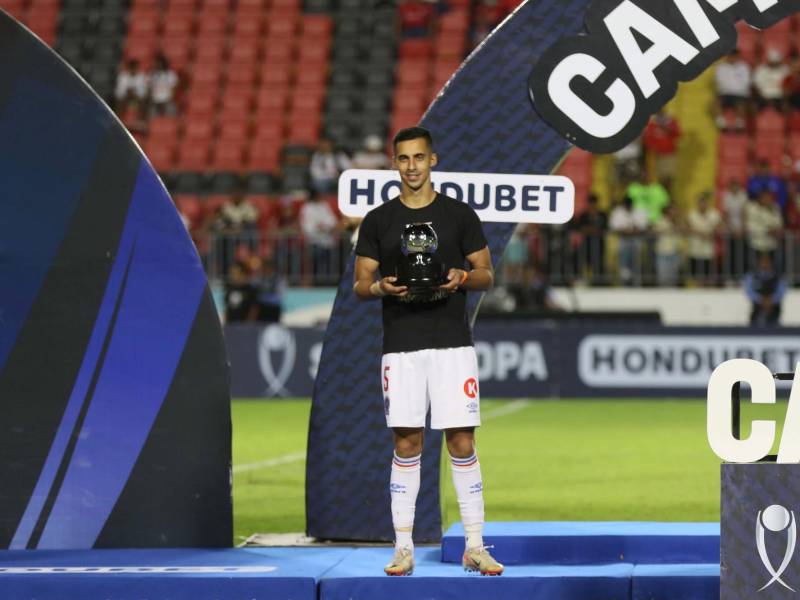 El defensor uruguayo Emanuel Cuello fue elegido MVP de la final de Supercopa.