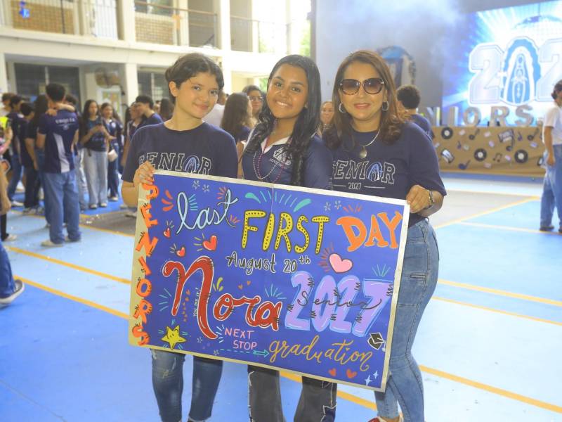 Los orgullosos padres y familiares posaron con los estudiantes.