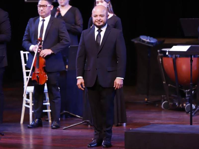 El maestro artístico Óscar Barahona estuvo a cargo de la Orquesta Filarmónica de San Pedro Sula. Su magistral control de los tiempos y puesta en escena se hizo sentir en el escenario.