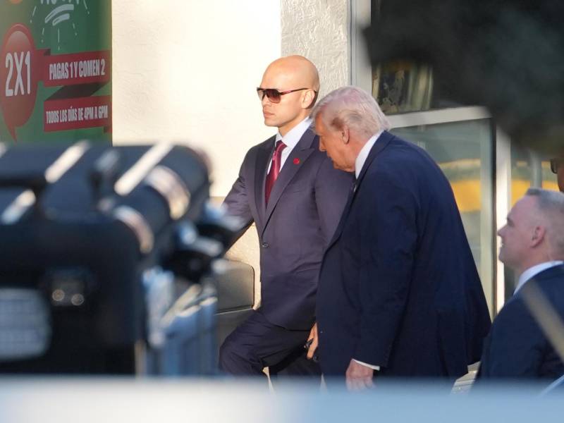 El presidente de Estados Unidos, Donald Trump (c), ingresó al restaurante venezolano El Arepazo ayer lunes, en Doral, aproximadamente a 14-15 millas de Miami (Estados Unidos). EFE/Alberto Boal