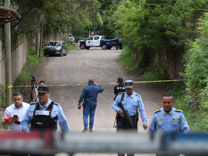 Hasta el momento se desconoce el móvil del suceso, mientras las autoridades policiales mantienen resguardada la zona.
