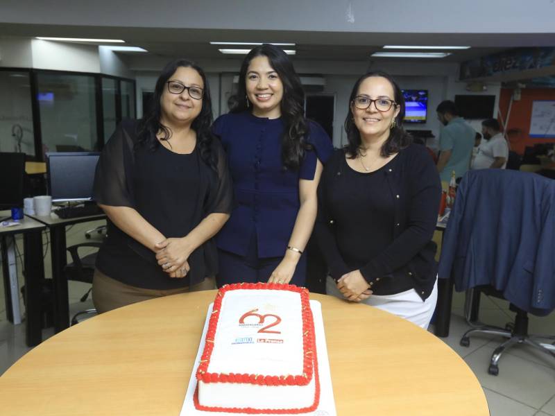 Tania Corona, jefa de Redacción de LA PRENSA; Astrid Zambrano, editora de la Mesa Digital; y Zayra Caballero, jefa de Arte Multimedia.
