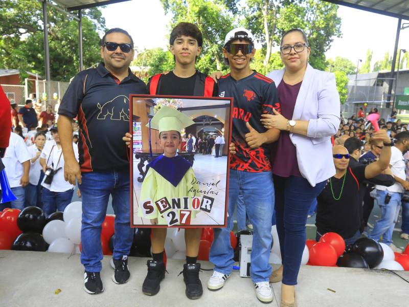 El alumno Daniel Aguilar posa junto a sus padres y hermano.