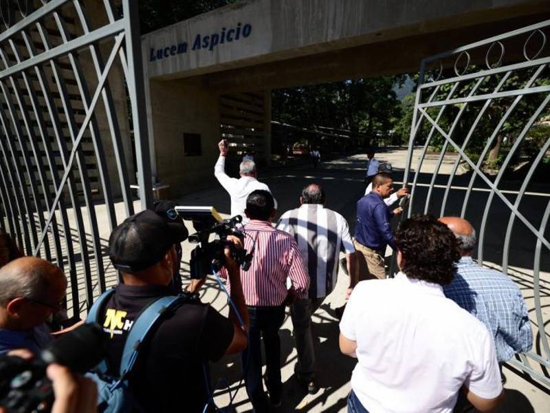 Finalmente, luego de varios minutos exigiendo una respuesta, Roberto Contreras, votantes y medios de comunicación ingresaron adonde se encuentran las urnas electorales.