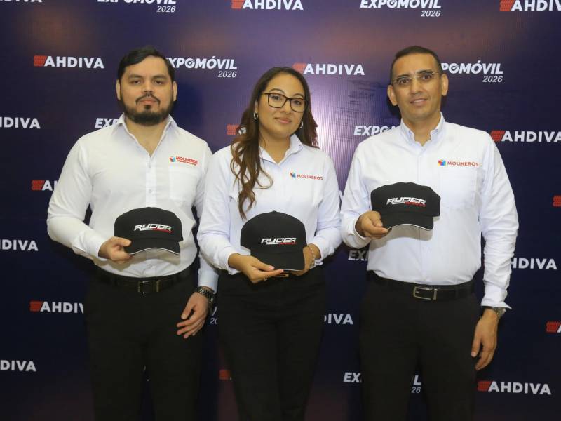 Alexander Lara con Karen Pérez y Milton Tercero.