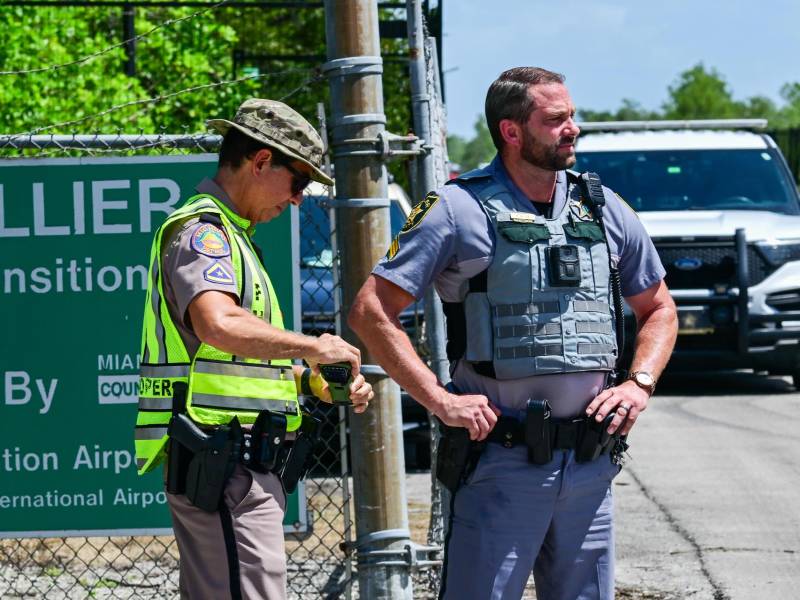 Oficiales de Policía custodian la entrada del centro de detención de migrantes 'Alligator Alcatraz' en Ochopee (Estados Unidos).
