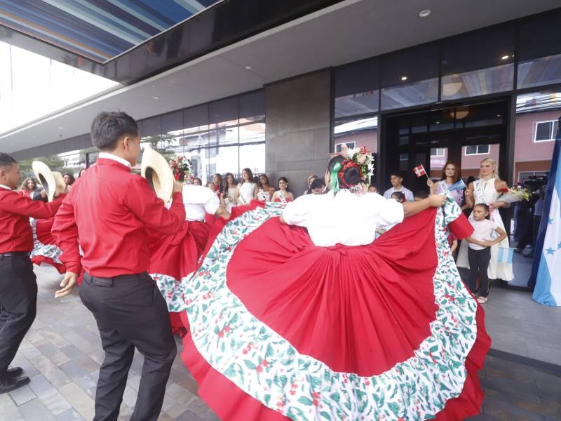 El Grupo Folklórico Magisterial Zenzontle deleitó con una icónica presentación ante Victoria Kjaer.
