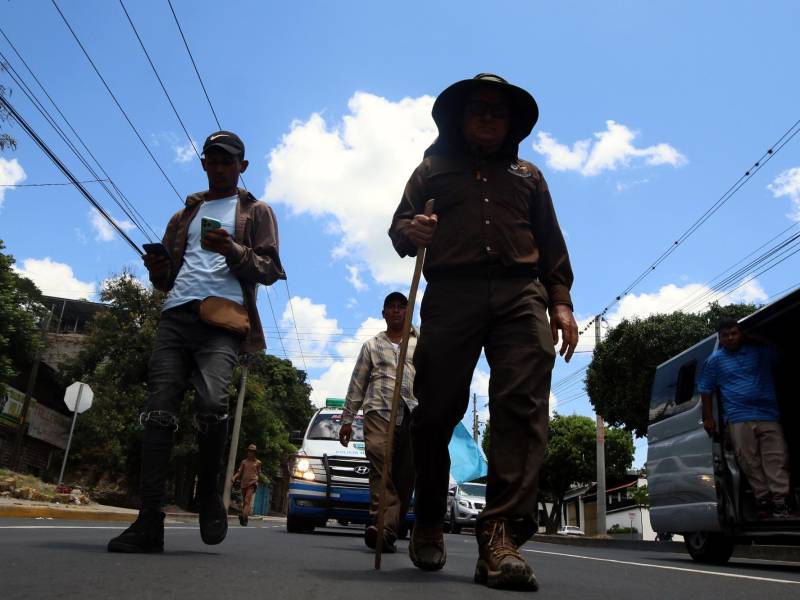 El padre ha sido acompañado por colaboradores y resguardado por la Policía Nacional durante el recorrido.