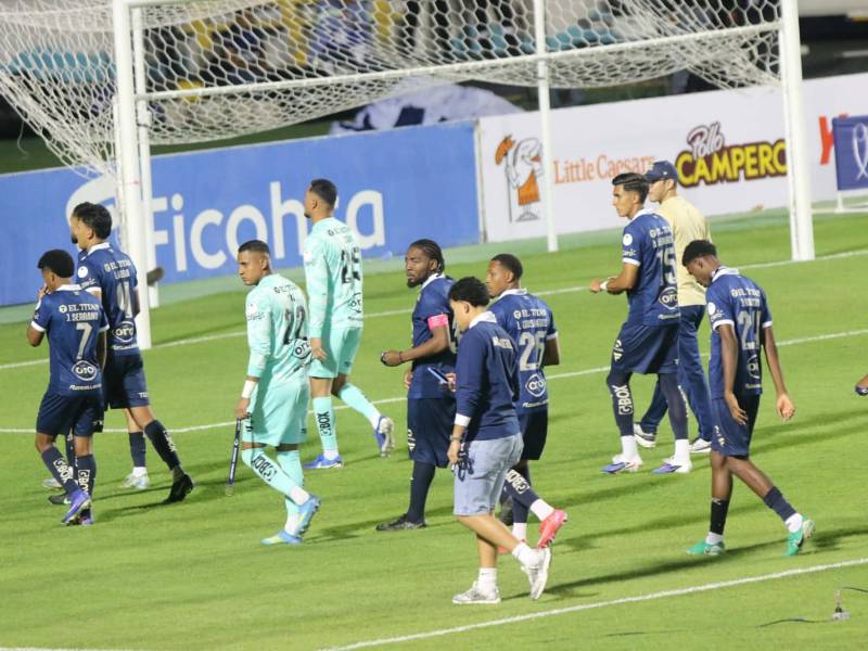 Decepción en jugadores del Motagua tras dejar el título.