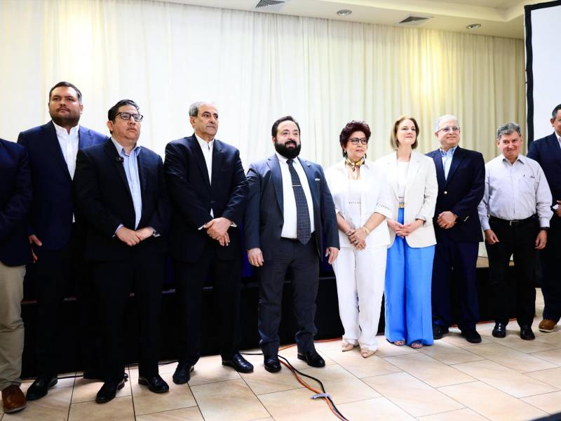 Autoridades de Gobierno y empresa privada durante el lanzamiento de la licitación pública en San Pedro Sula.