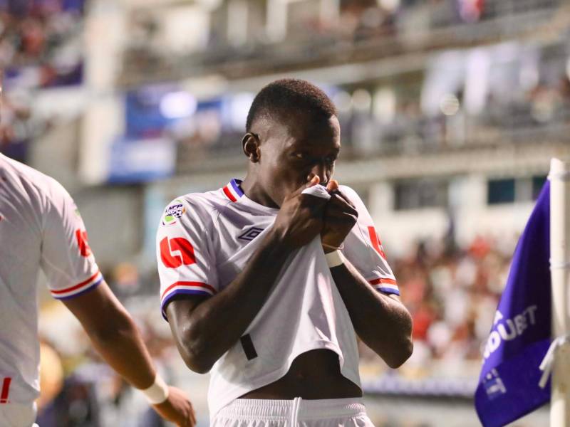 Raúl García besando el escudo del Olimpia tras su gol.