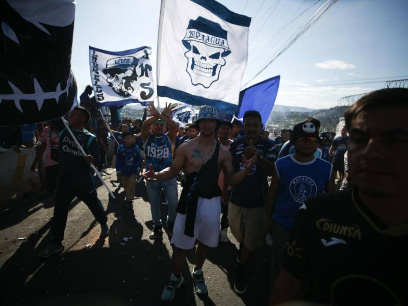 Los aficionados del Motagua en su llegada al Estadio Nacional.