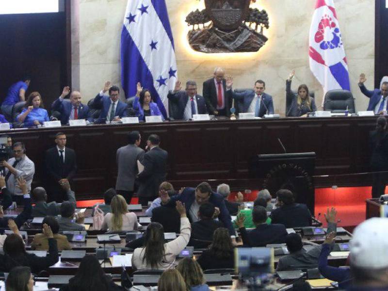 La denuncia de juicio político tiene el respaldo del Partido Liberal, el Partido Nacional y Pinu.