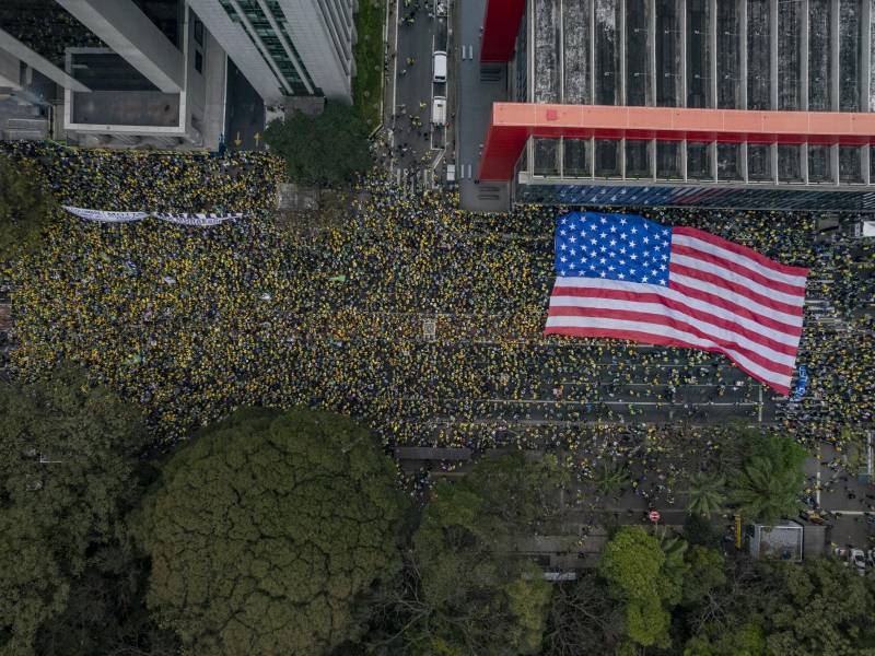 Una bandera de EU de 465 metros fue desplegada en una protesta por el Día de la Independencia el 7 de septiembre.