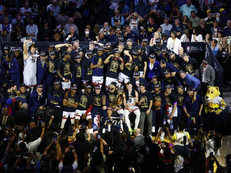 Los <b>Denver</b> Nuggets se proclamaron este lunes campeones de la NBA por primera vez, al vencer 94-89 a los Miami Heat y ganar las Finales por un global de 4-1.