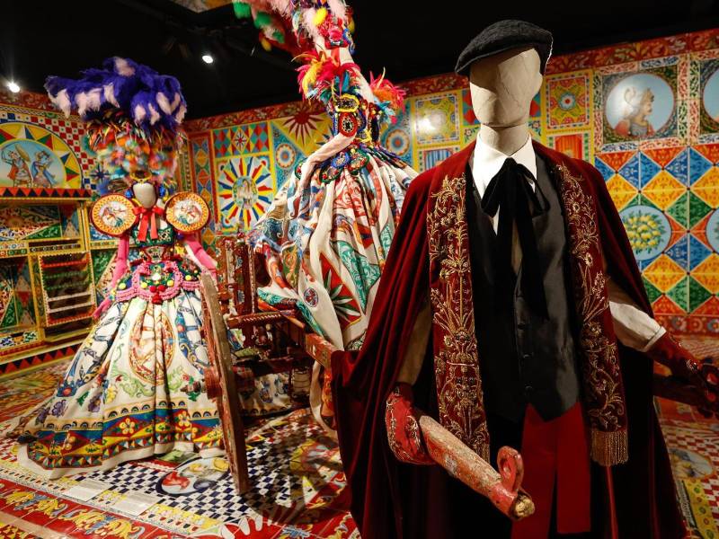 Varios vestidos están en exhibición durante la exposición de Dolce &amp; Gabbana en el Museo Grand Palais en París.