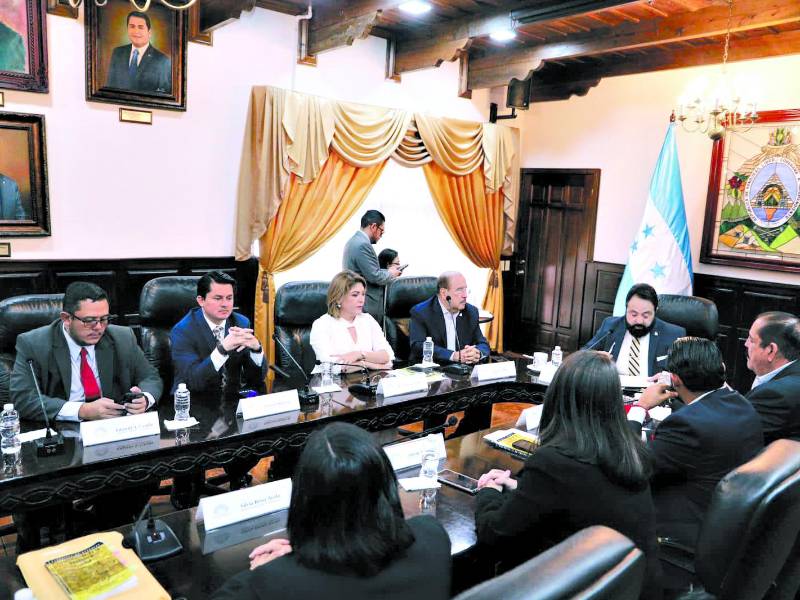 <b>Comisión justifica adelantar elección de junta directiva en una moción al margen de la leypresentada por David Chávez en 2015, obviando lo establecido en el artículo 195.</b>