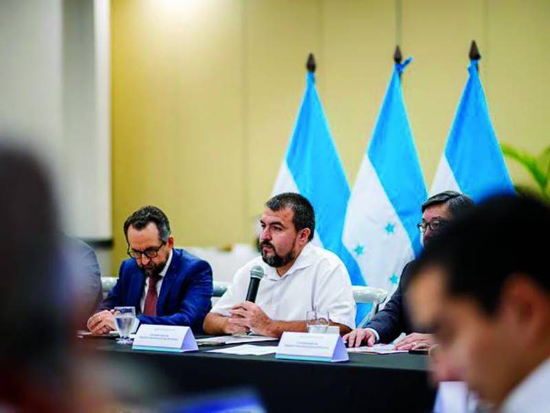 <b>Funcionarios del Registro en la socialización de la campaña de identificación.</b>