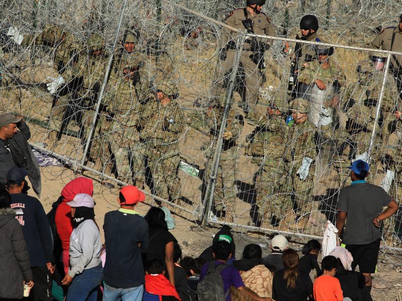 Personal de la Guardia Nacional estadounidense refuerzan una cerca de navajas y púas en la entrada de migrantes que permanecen en las inmediaciones de la frontera con México, en Ciudad Juárez.