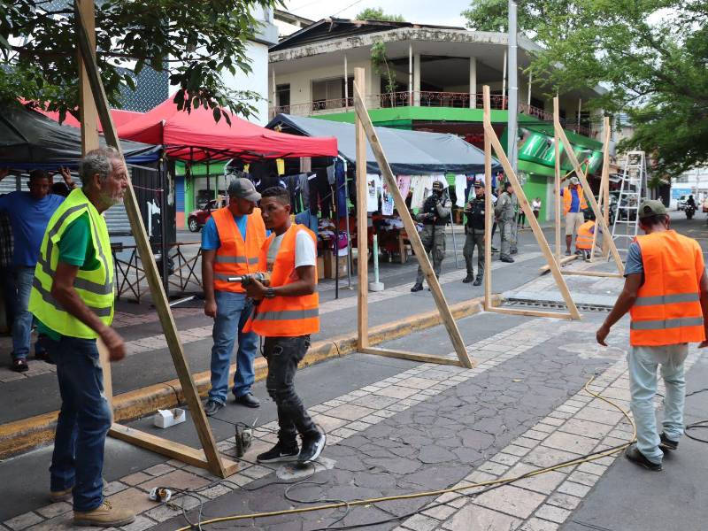 El desalojo inició desde horas de la tarde de este domingo. Fotos Melvin Cubas y Yoseph Amaya.