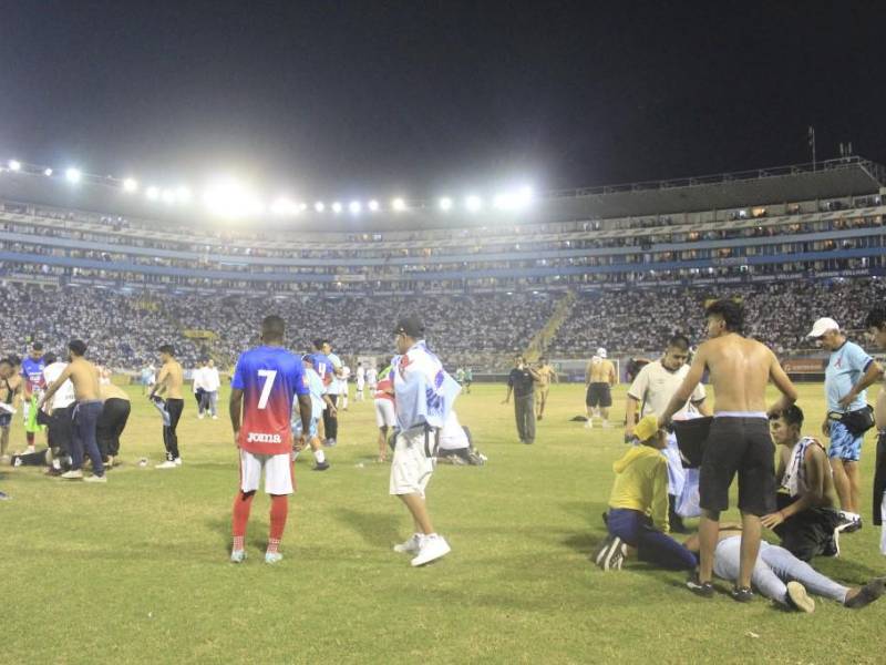 La estampida de aficionados que en la noche del sábado dejó doce muertos en el estadio Cuscatlán.