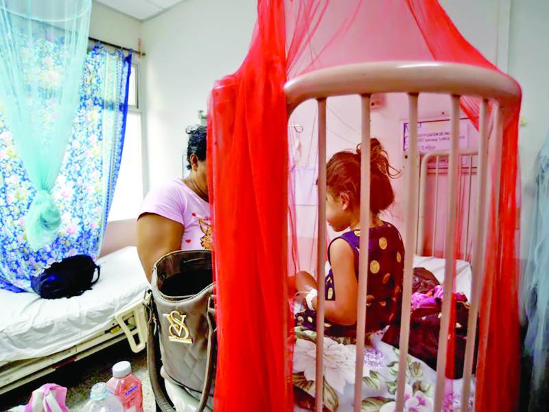 <b>Una madre cuida a su hija hospitalizada por dengue en un hospital de Honduras. Foto: LA PRENSA.</b>