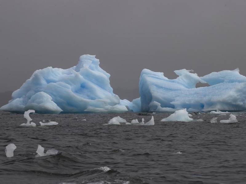 Las placas de hielo miden 400 metros de grosor y pesan casi mil millones de toneladas.