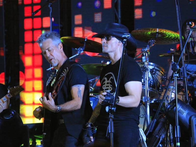 El ex-integrante de Héroes del Silencio, Alan Boguslavsky, deleitó al público sampedrano con grandes éxitos del rock en español.