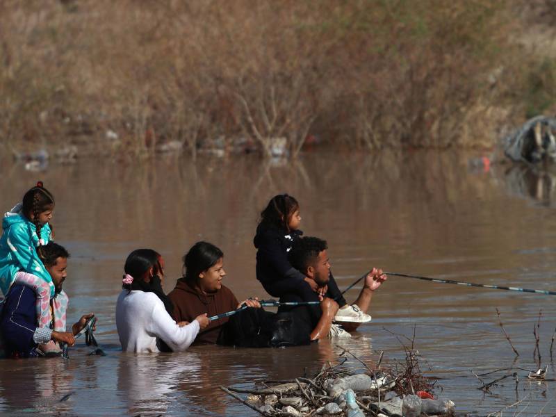 Migrantes cruzan el Río Bravo, en la frontera que divide a México de los Estados Unidos en Ciudad Juárez (México).