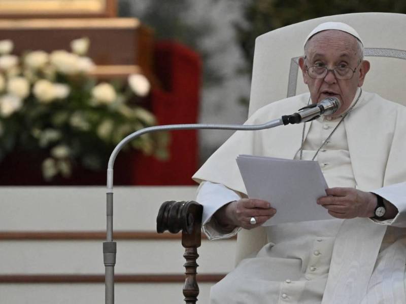 Fotografía muestra al papa Francisco durante una misa en la Basílica de San Pedro, en El Vaticano.