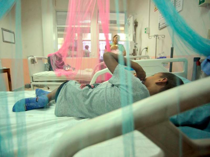 <b><span class=mln_uppercase_mln>Salud.</span></b> Un niño es internado en un hospital por un cuadro de dengue.