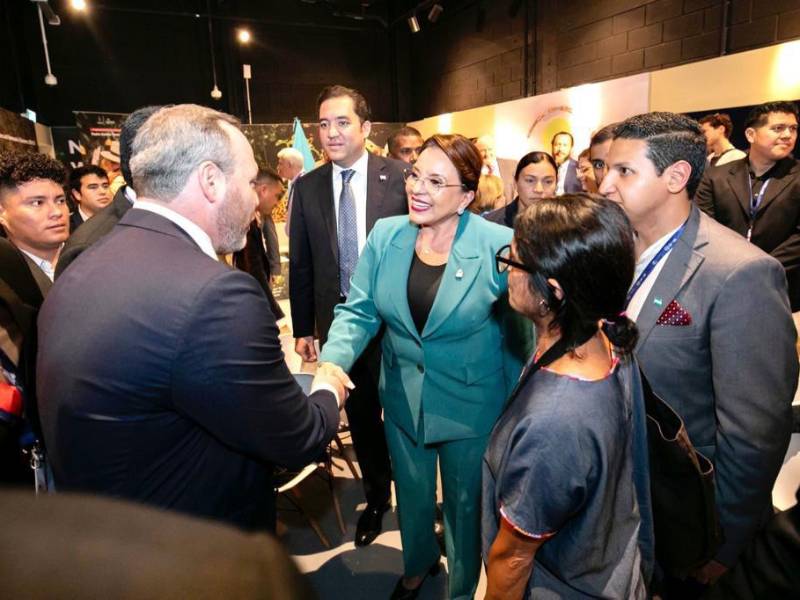 Líderes de la oposición han cuestionado la numerosa comitiva que acompaña a la mandataria hondureña en la cumbre del Clima COP28.