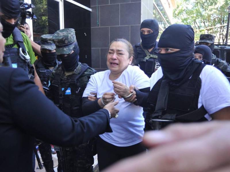 Tábora resguardada por agentes policiales hondureños tras su captura en noviembre de 2023.