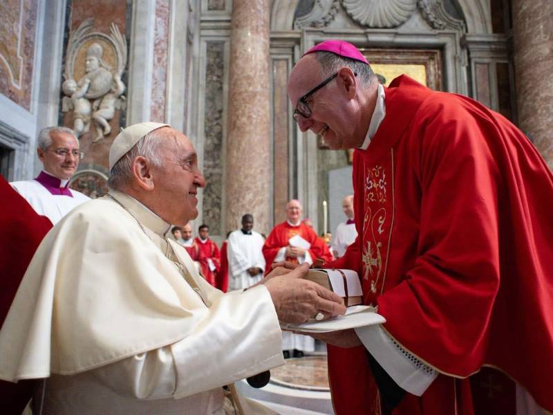 José Vicente Nácher Tatay en el momento que el papa Francisco entrega el palio arzobispal.