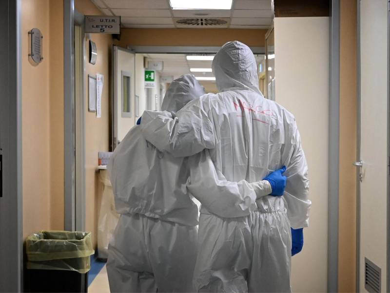 El Gobierno británico se niega a reimponer medidas de restricción pese al repunte de casos y hospitalizaciones de covid 19.