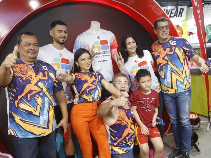 La camiseta oficial de la Maratón Internacional LA PRENSA 2024 diseñada con novedosos colores del logotipo.