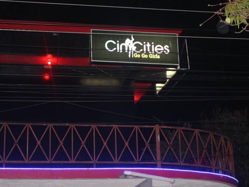 Según investigaciones, el club nocturno cobraba 500 lempiras a clientes por bailes eróticos que realizaban las jovencitas que eran explotadas en dicho establecimiento.