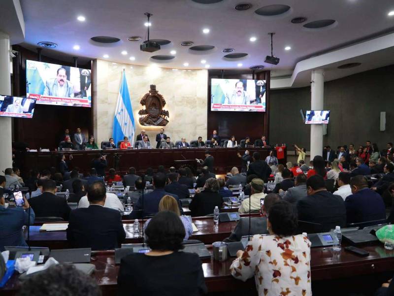 Principales facciones parlamentarias consensuaron la nueva Corte . Foto Emilio Flores.
