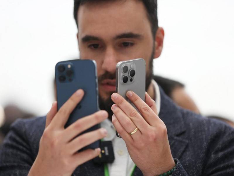 El gigante Apple lanzó este martes su primer teléfono con un puerto USB-C, el iPhone 15, y dice adiós a su puerto Lightning después de que la Unión Europea (UE) anunciara que este cargador único será obligatorio para teléfonos, tabletas, cámaras y otros dispositivos portátiles en el Viejo Continente a partir de finales de 2024.