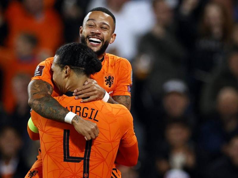 Memphis celebrando uno de sus dos goles en la goleada a Gibraltar.