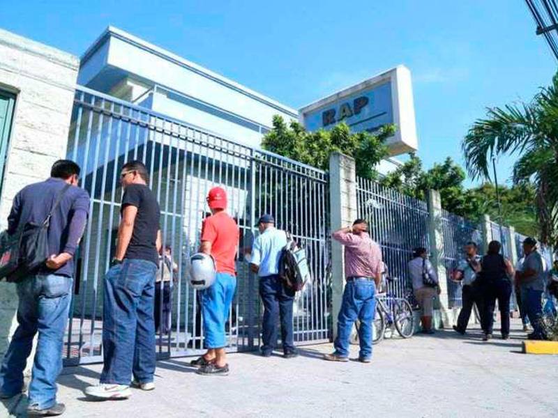 <b><span class=mln_uppercase_mln>reclamo.</span></b> Trabajadores en las afueras del RAP en San Pedro Sula.