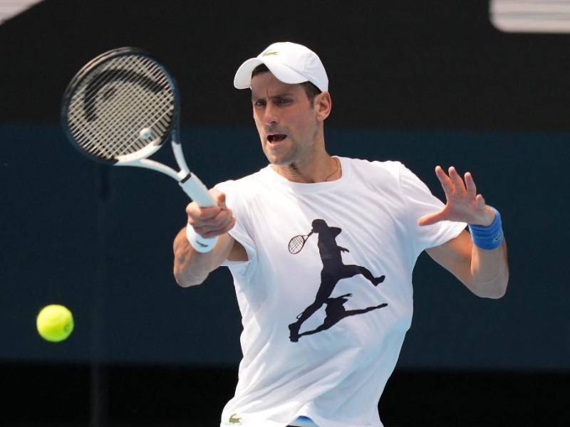 Novak Djokovic entrena en la pista central del Abierto de Australia.
