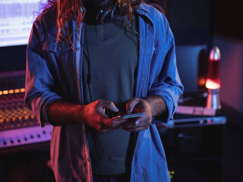 Un usuario ingresa a plataformas desde su teléfono móvil