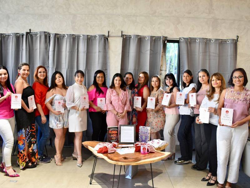 Evelyn Coello, Silvia Matute, Ivette Ruiz, Julissa Hernández, Xiomara Wu, Elfi Rosales, Esther Pavón, Mercedes Meza entre otras miembros del club e invitados que asistieron al evento.