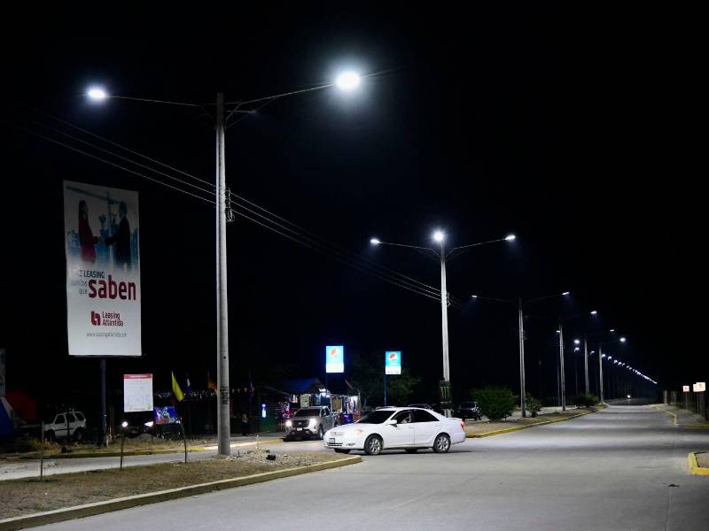 <b><span class=mln_uppercase_mln>Seguridad.</span></b> Los viajeros se sienten más confiados de circular por la noche hacia el aeropuerto con la iluminación.<span class=mln_uppercase_mln> Foto: Héctor Edu.</span>